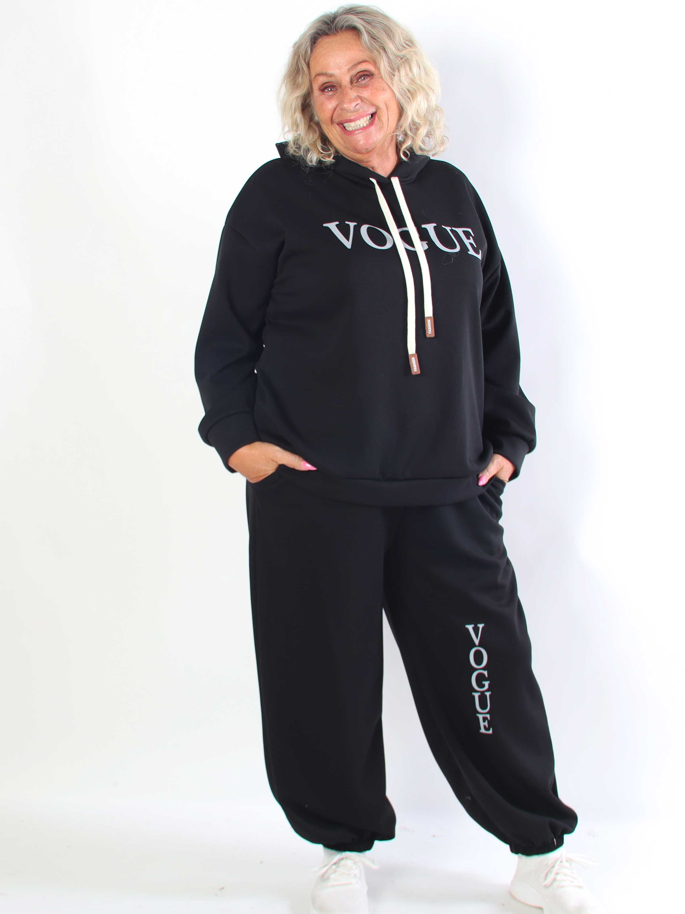 Winona - Blødt plus size joggingsæt i viskose med Vogue stående på bluse og bukser